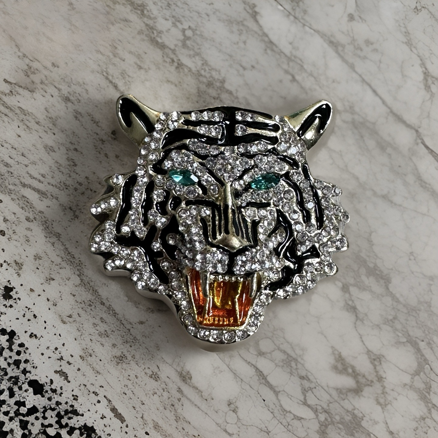 This Season Tiger Broche