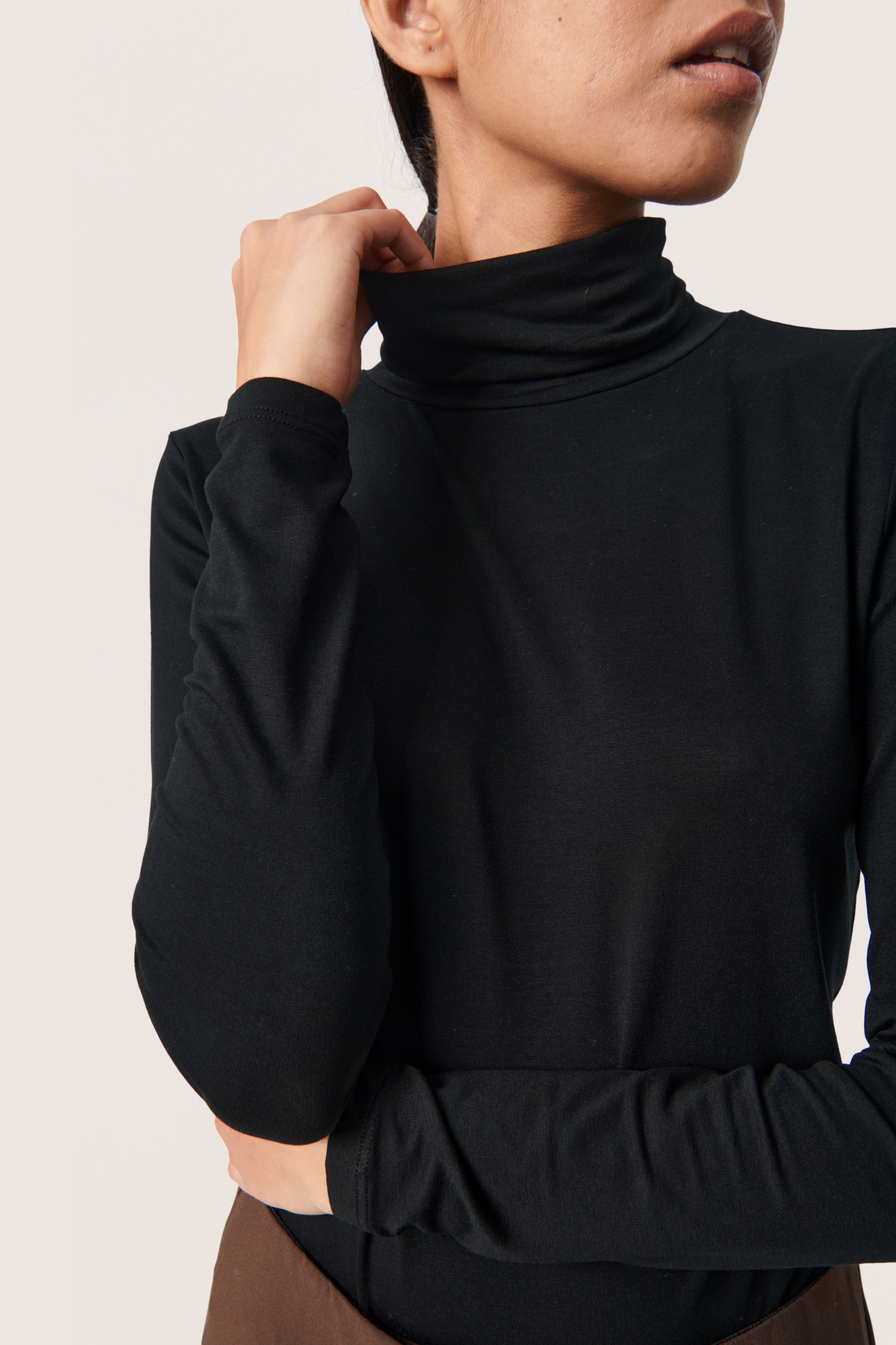 Soaked Hanadi Rollneck, Black